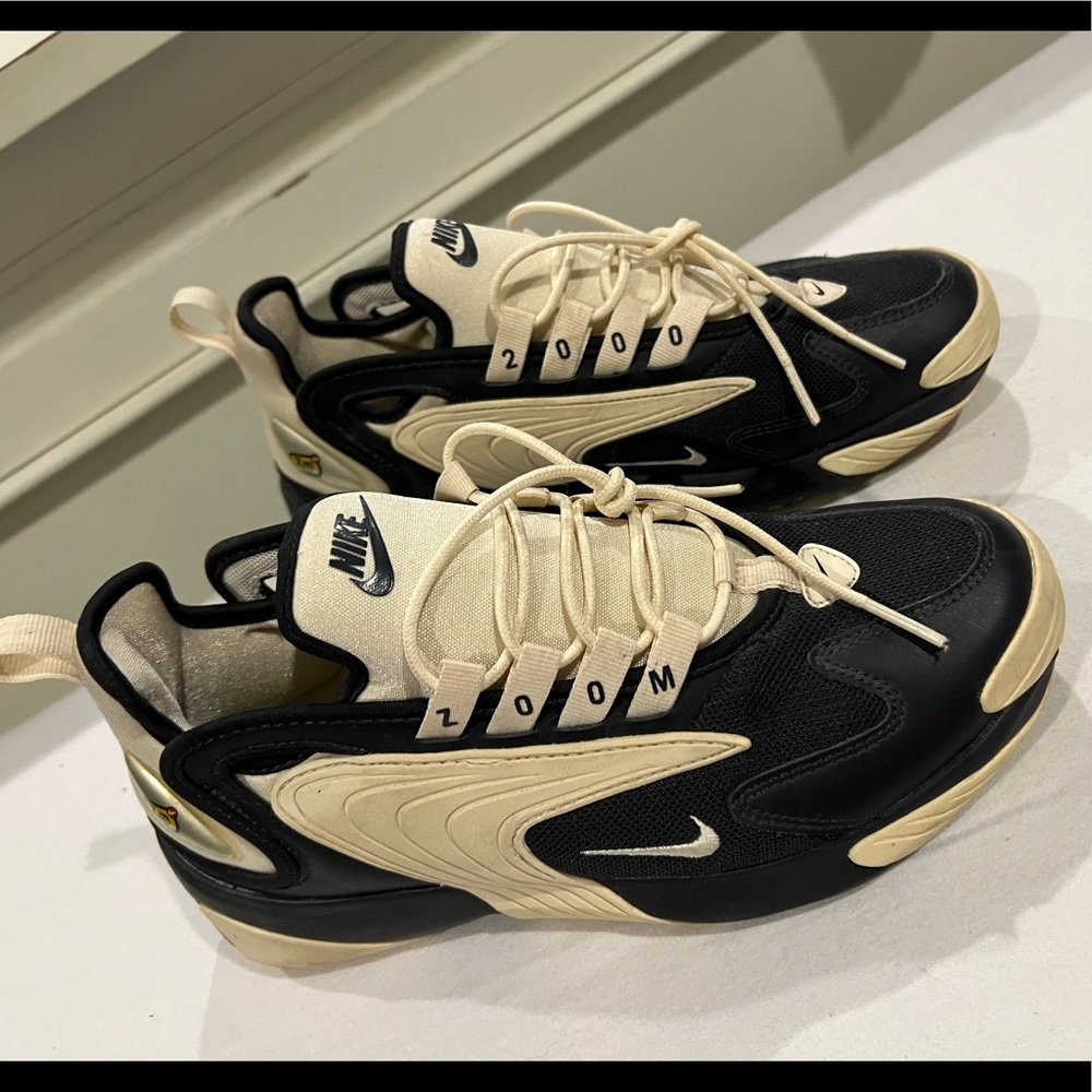 Women’s size 8, Nike zooms! Worn a few times and can provide more photos